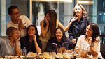 Awet Muda! Cut Tari Berpose Cantik Saat Makan Bersama Putrinya