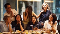 Bersama teman-temannya, Tari berkumpul sambil mencicip makanan enak. Kira-kira apa ya menu pilihan mereka? Foto: Instagram cuttaryofficial