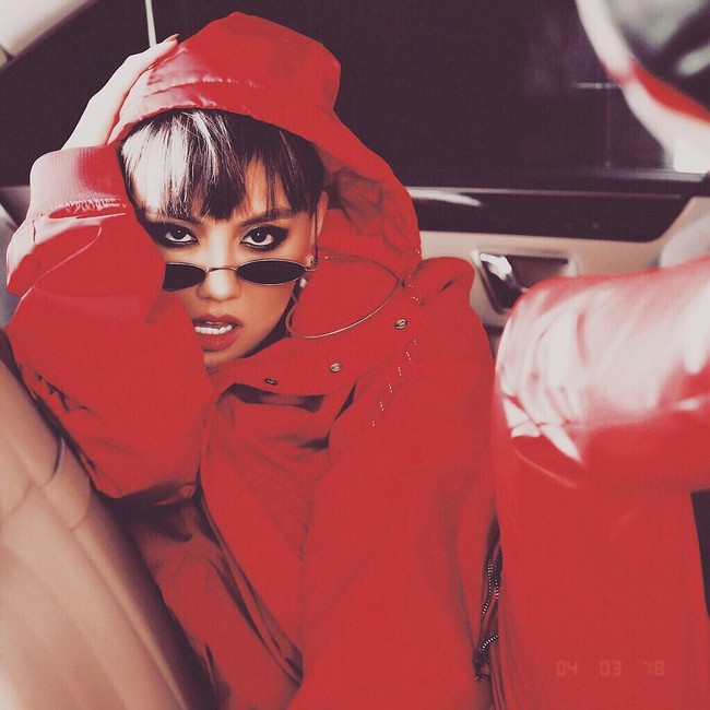 Dari dalam negeri, Agnez Mo mempopulerkan kembali kacamata kecil dan memakainya bersama jaket bulky berwarna merah. Foto: Dok. Instagram