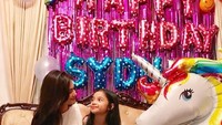 Pemain sinetron Tersanjung ini nampak bahagia merayakan ulang tahun Sydney. Wah, cake dan balon unicorn-nya cute banget ya? Foto: Instagram cuttaryofficial