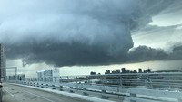 “Orang-orang di wilayah itu harus tinggal di dalam gedung dan berlindung, kata meteoroligois Chuck Caracozza. (Foto: Dok. James Spann via Miami Herald)