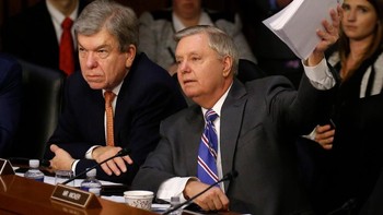 Senator Graham tengah menanggapi pemaparan yang disampaikan Zuckerberg. Foto: Reuters