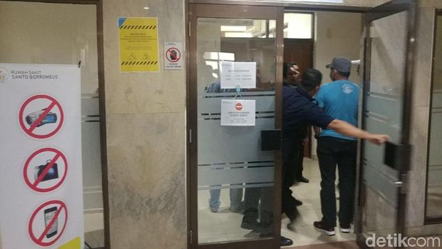 KPK Bawa Abubakar Pakai Kursi Roda Lewat Lift Barang