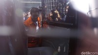 Adriatma masuk ke mobil tahanan.