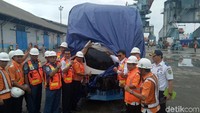 Kereta yang tergolong teknologi baru di Indonesia ini menggunakan motor listrik sebagai mesin penggerak. Selain itu LRT dilengkpi third rail sebagai sumber daya listrik, serta menggunakan material car body berupa aluminium double skin.