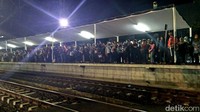 Para petugas pun tampak kewalahan menjinakkan kepadatan penumpang. Pengarahan dari pengeras suara yang dibawa petugas pun sering kali hanya terdengar samar-samar, saking padatnya suasana di stasiun duri.
