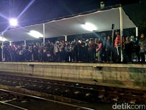 Cerita Horor Stasiun Duri: Bertaruh Nyawa di Bibir Peron