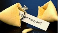 Fortune cookies juga bisa diandalkan jadi makanan untuk melamar kekasih lho. Coba masukkan tulisan beserta sebuah cincin. Tapi pastikan fortune cookiesnya jangan sampai tertukar ya. Foto: Istimewa