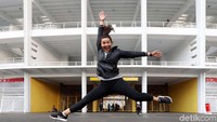 Para pepanah dan pelatih di pelatnas memang bukan orang baru bagi Dinda. Mereka, pepanah terbaik Tanah Air itu, sudah bersama-sama sejak awal tahun 2018. Sebagian besar bahkan sudah menjadi rekan satu tim menghadapi SEA Games 2017. Dinda bahkan beruntung, di jajaran pelatih terdapat dua keluarga dekatnya Deny Trisjanto yang juga ayahnya dan Lilies Heliarti, tantenya sendiri. Diananda Khoirunisa dan Riau Ega Salsabila juga juniornya saat bersama-sama berlatih di Surabaya.