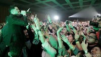 Sang vokalis, Danny ODonoghue pun menyapa penonton serta mengucapkan rasa cintanya pada Indonesia.