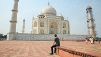 Ini momen Mark saat berkujung ke landmark terkenal di India, Taj Mahal. (Mark Zuckerberg/Facebook)