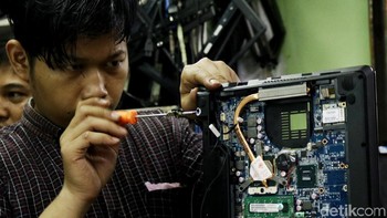 Tak sendiri, Suharjo juga dibantu oleh ke-8 karyawannya.