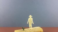 Di atas batang jagung, Danliang menghadirkan miniatur wanita mengenakan topi yang tengah berjalan di ats butiran jangung. Foto: Instagram mundane_matters