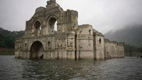 Alhasil banyak penduduk yang meninggalkan area Temple of Santiago dan tidak kembali lagi (CNN Style)