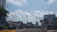 Ini lokasi kecelakaan di perempatan Harmoni. Kecelakaan itu berawal saat Tiara mengemudikan mobil di Jalan Hayam Wuruk, Jakarta Pusat, pada Senin (9/4) sekitar pukul 23.30 WIB.
