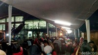 Bagaimana tidak, KRL sarat penumpang yang baru tiba langsung memuntahkan sejumlah besar penumpang yang ingin buru-buru ke luar. Di saat bersamaan, penumpang yang sudah 30 menit menunggi di peron pun ingin buru-buru masuk KRL lantaran khawatir tak kebagiantempat.