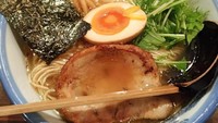 Plesir ke Jepang, Dena tak melewatkan untuk mencicip semangkuk ramen hangat. Menggoda banget ya foto ramennya? Foto: instagram @denarachman