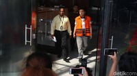 Wali Kota nonaktif Kendari, Sulawesi Tenggara, Adriatma Dwi Putra keluar gedung KPK seusai menjalani pemeriksaan, di Jakarta, Rabu (11/4).