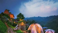 Akun Instagram @keluarbentar memotret pemandangan indah di kafe ini. Wah, ternyata begini pemandangan menjelang malam di Tafso. Kebanyang nggak sih makan malam di dalam sangkar tenda transparan ini? Foto: Instagram @heytafso
