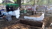 Sesuai amanatnya, Danarto dimakamkan di sebelah makam kedua orang tuanya. Bayu Ardi Isnanto/detikcom