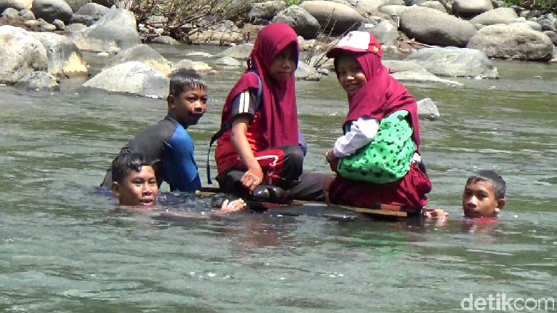 Siswa Berenang ke Sekolah, DPRD: 2 Bulan, Jembatan Harus Selesai Siswa Berenang ke Sekolah, DPRD: 2 Bulan, Jembatan Harus Selesai