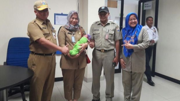 Kisah Pilu Bayi Berlumur Lumpur Dibuang di Pintu Air Jakarta