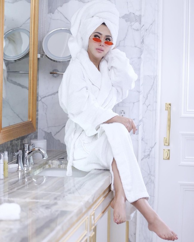 Syahrini yang kerap memilih kacamata oversized mencoba mengikuti tren dengan pilihan lensa merah untuk mencuri perhatian. Foto: Dok. Instagram