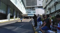 Sempat terjadi kepanikan warga saat asap keluar dari lantai 6 Tunjungan Plaza 6/Foto: Deny Prastyo Utomo