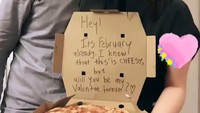 Anak aktris senior Marini Zumanir ini berwajah tampan, tak heran kalau Chelsea Islan jatuh hati padanya. Ini dia pizza kesukaan mereka berdua yang diberikan Daffa pada Chelsea di Hari Valentine. So sweet! Foto: Instagram @chelstata.gallery