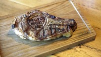 Kalau si dia suka makan steak, cobalah ajak dinner romantis di restoran steak favorit. Lalu suguhi dia dengan steak enak yang tercetak tulisan Will You Marry Me Foto: Istimewa