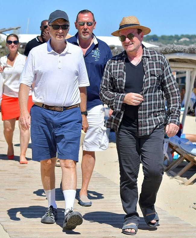 Mengantongi kekayaan bersih Rp 1.215 triliun, Bill Gates hampir tidak pernah terlihat memakai barang-barang dari brand high-end, dan sepertinya ia memang tidak mau mengeluarkan uang terlalu banyak hanya untuk pakaian. Contohnya saat liburan bersama Bono, ia hanya mengenakan polo shirt, bermuda dan sneakers serta kacamata dan topi. Foto: Twitter/@thegoodmanreport