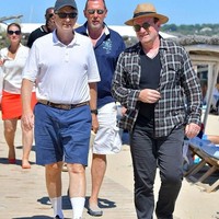 Mengantongi kekayaan bersih Rp 1.215 triliun, Bill Gates hampir tidak pernah terlihat memakai barang-barang dari brand high-end, dan sepertinya ia memang tidak mau mengeluarkan uang terlalu banyak hanya untuk pakaian. Contohnya saat liburan bersama Bono, ia hanya mengenakan polo shirt, bermuda dan sneakers serta kacamata dan topi. Foto: Twitter/@thegoodmanreport