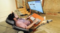 Meja yang didesain di Sonoma Valley, California, ini menawarkan empat posisi pemakaian. Mulai dari duduk hingga tidur terlentang. Istimewa/Mashable/altwork.com