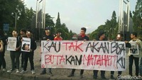 Aksi lainnya digelar oleh sejumlah mahasiswa UGM di Yogyakarta. Beberapa mahasiswa membentangkan spanduk dan membawa sejumlah poster. Spanduk tersebut bertuliskan Kau tak akan bisa butakan mata hatiku dengan tinta hitam dan merah. (Foto: Usman Hadi/detikcom)