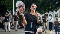 Penyanyi Melanie Subono, koordinator KontraS Putri Kanesia, dan Direktur LBH Jakarta Alghiffari Aqsa yang juga pengacara Novel. Selain itu tampak pula aktivis antikorupsi dari Indonesia Corruption Watch (ICW) dan Koalisi Masyarakat Sipil.