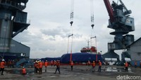Tidak hanya itu, pada bagian dalam juga terdapat pendingin ruangan (air conditioner/AC), sedangkan bagian kaca jendela berjenis safety glass yang dilapisi anti-UV 60% sehingga mampu mengurangi radiasi sinar matahari secara langsung.