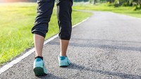 Seseorang yang suka berjalan dengan menyeret kaki menandakan kurangnya energi, kesedihan, dan kelesuan. Orang seperti ini tidak dapat melepaskan diri dari kekhawatiran dan kehidupan yang penuh tekanan. Foto: Thinkstock