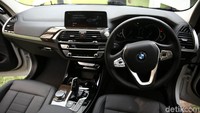 Pencahayaan LED pada eksterior dan interiornya juga semakin membuat kesan mewah, serta generasi terbaru sistem BMW iDrive 6.0 pada layar sentuh 12.5 inci.