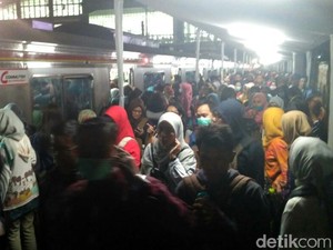 Masih Horor, Begini Suasana Desak-desakan Stasiun Duri Malam Ini