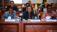 Ketua Umum PB IDI Ilham Oetama Marsis dan jajarannya hadir di rapat ini.