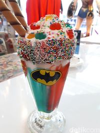 DC Comics Superheroes Cafe: Yummy! Burger 'Superman' dan Milkshake 'Joker' di Kafe Instagramable