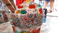 Sebagai pembilas dahaga ada The Jokers Rainbow Freakshake. Berupa milkshake vanilla dengan sirup aneka warna. Foto: dok. detikFood