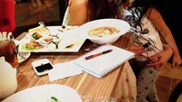 Lihat nih kekompakan Tari dan anaknya. Di depan makanan, mereka berbagi pose manis berdua. Sama-sama cantik ya? Foto: Instagram cuttaryofficial