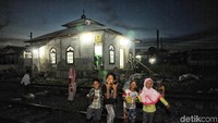 Sejumlah anak menyeberangi rel untuk menuju masjid.