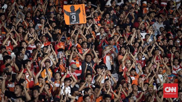 Suara dukungan Jakmania terdengar dari awal hingga akhir laga di markas Tampines Rovers.