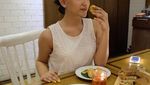 Cantik! Begini Gaya Mantan Artis Cilik Dena Rachman Saat Makan