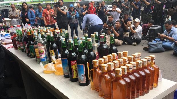 Wakapolri Komjen Syafruddin memerintahkan seluruh jajaran Polda untuk melakukan razia terhadap miras oplosan.