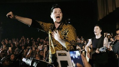 Batik dan Ucapan Kecintaan The Script Atas Indonesia