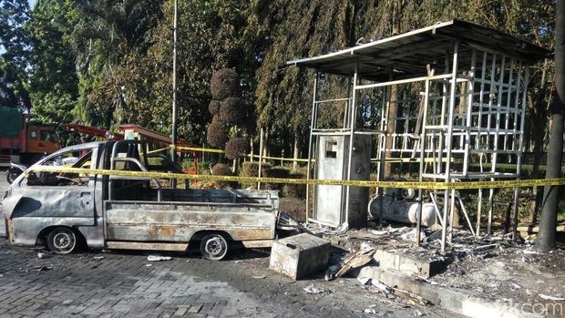 Ditinggal Makan, Mobil yang Diparkir di Pom Bensin Dilalap Api
