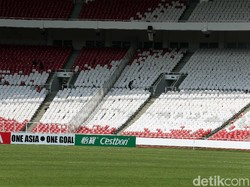 Petugas membersihkan kotoran sampah yang berada di bawah kolong tribun penonton, Stadion Utama Gelora Bung Karno (SUGBK) Senayan, Jakarta.